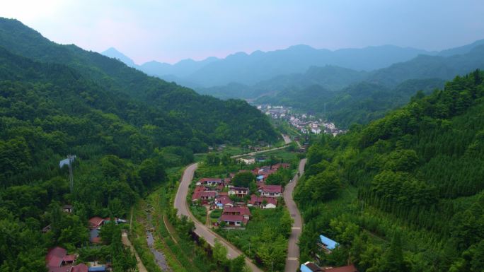 航拍山区红顶房屋