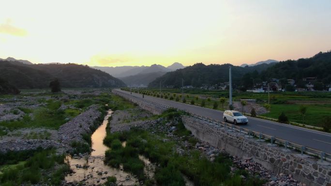 夕阳下的汽车行驶