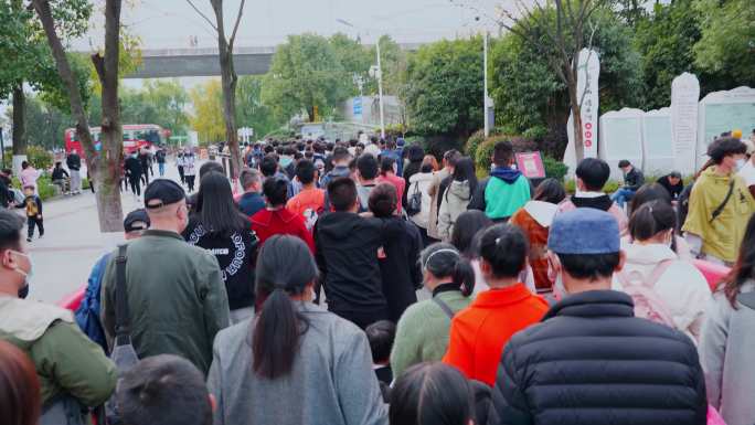 出入橘子洲地铁站人山人海 ，疫情要健康码