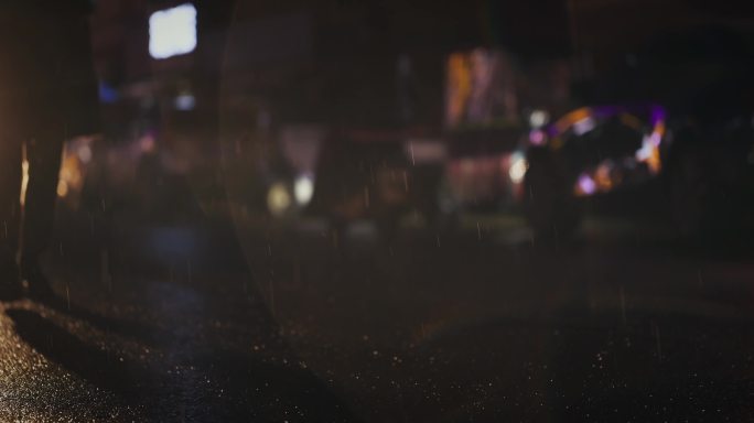【正版素材】都市夜晚车灯逆光雨滴路人脚步