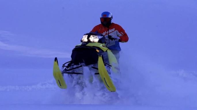 雪地摩托车特技高清实拍