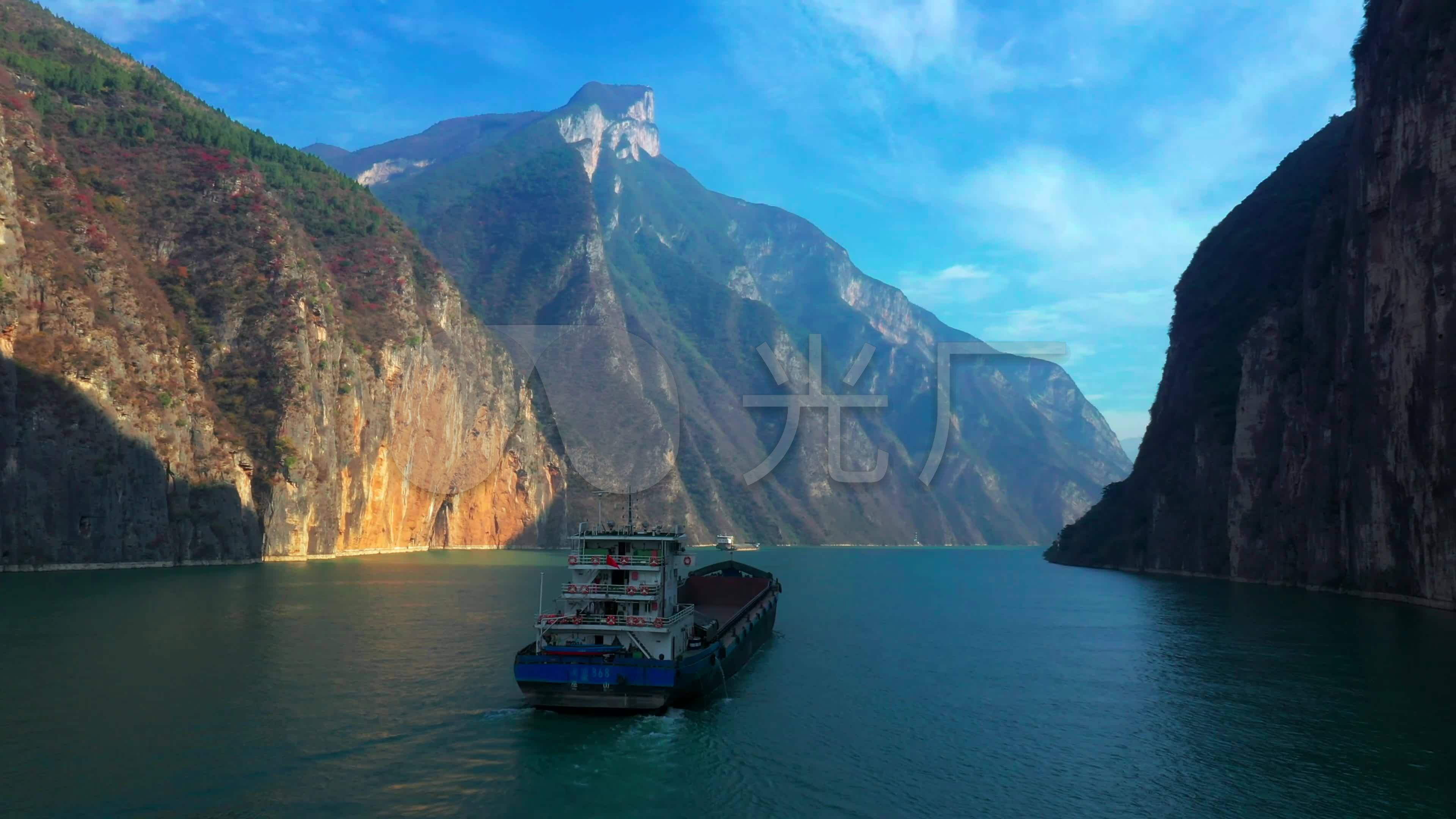 长江三峡之首＂瞿塘峡＂之＂瞿塘关＂是中国水路重要的关囗