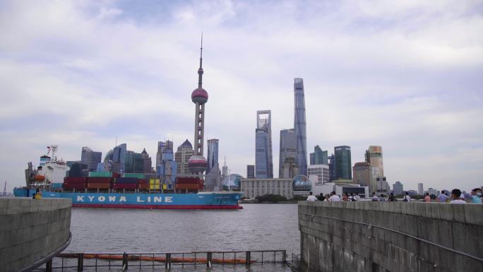 上海外滩4K货轮黄浦江东方明珠金融中心