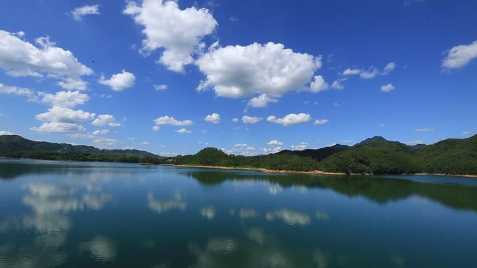 青山绿水蓝天白云湖面倒影延时原素材