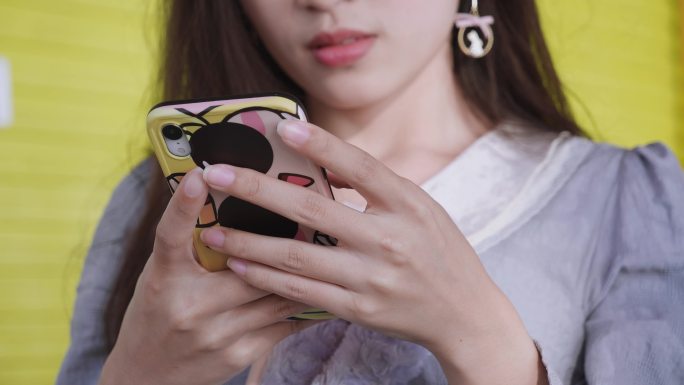 玩手机-美女网上购物-低头族 手机聊天