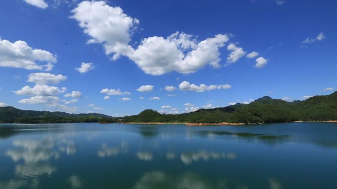 青山绿水蓝天白云湖面倒影延时原素材