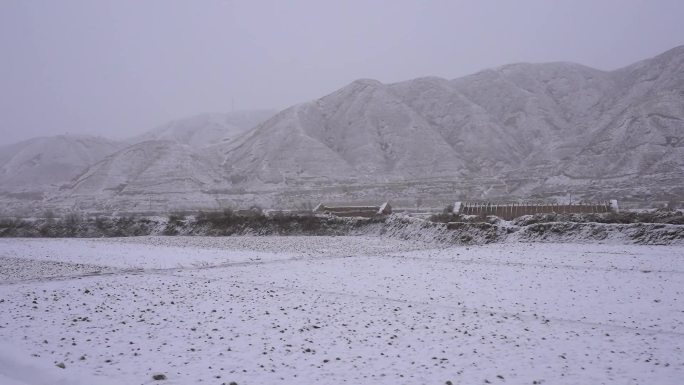 沿途旅行纯洁雪景