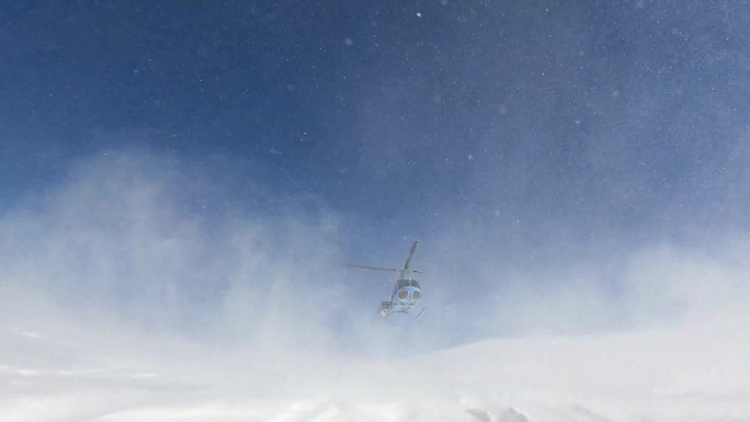 雪地里的直升机掀起风雪