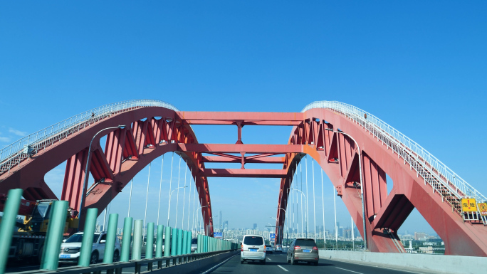 城市高速公路开车路上风景，广州新光大桥