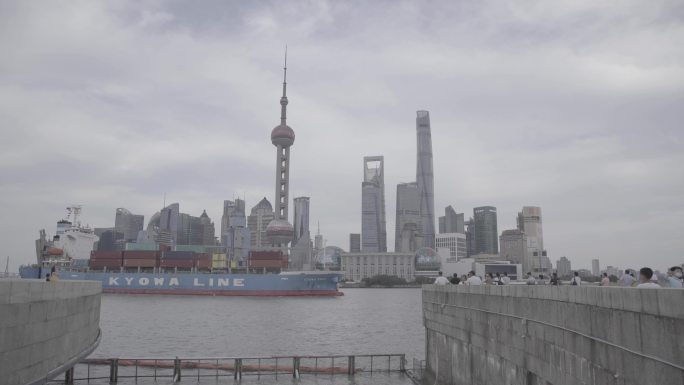 上海外滩4K灰度货邮轮黄浦江东方明珠