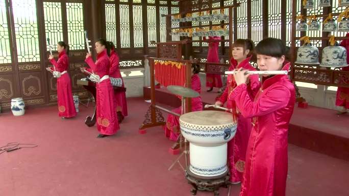 瓷器乐队演奏中国民乐