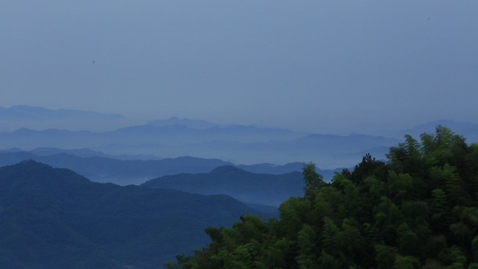 蓝色早晨群山云雾竹山延时原素材