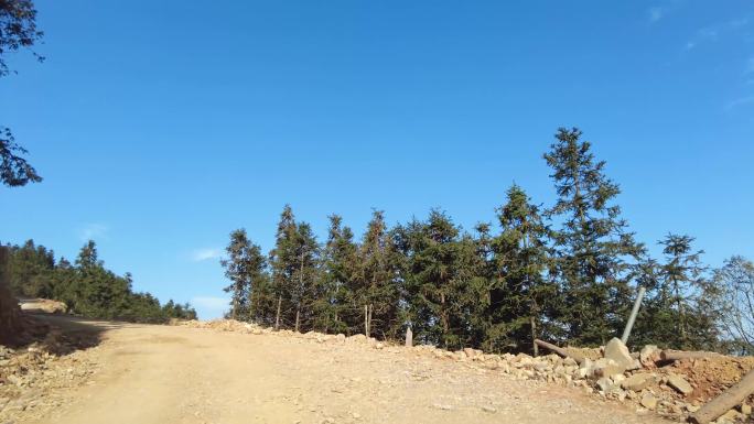 高山山路坎坷崎岖蜿蜒