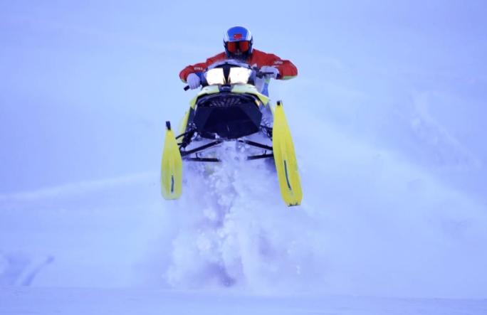 雪地摩托车特技高清实拍