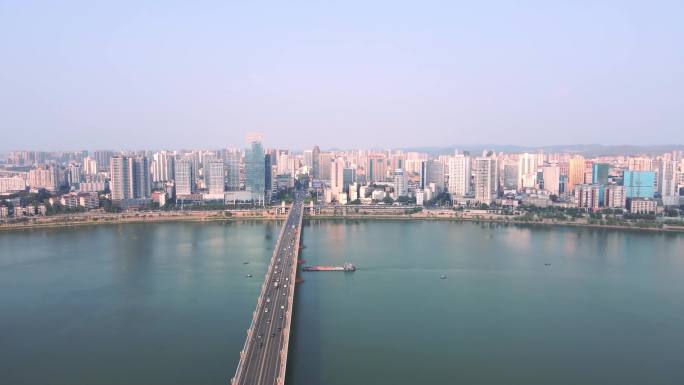 多运镜航拍株洲大桥，水面上升至株洲全景。