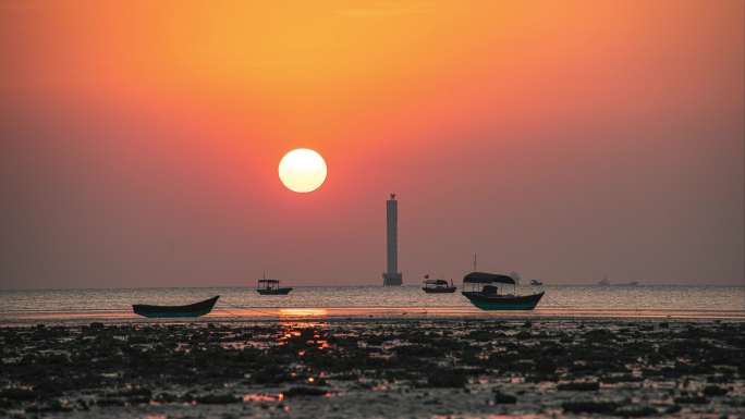 夕阳下的滩涂渔船海岸落日延时