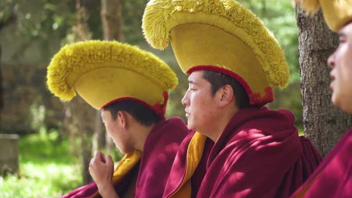 藏传佛教年轻僧人辩经3