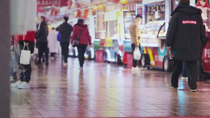 【正版素材】都市夜市霓虹灯路人脚步全景