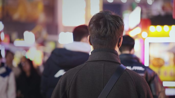 【正版素材】都市夜市霓虹灯男生走路近景