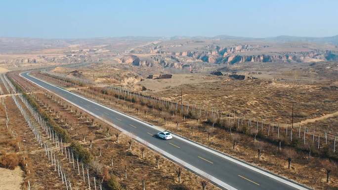 航拍汽车行驶在黄土高坡的公路上