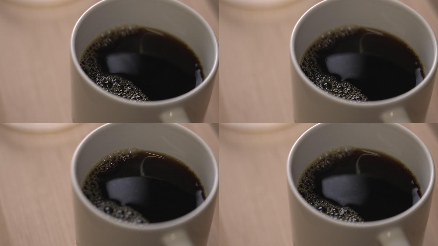 手冲咖啡热咖啡液倒入杯中冒泡