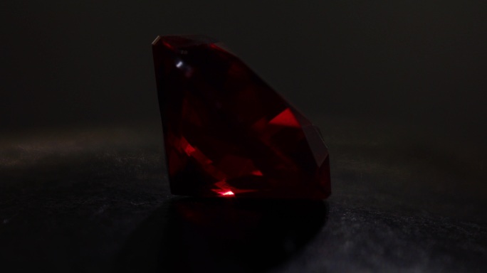 旋转的红色钻石