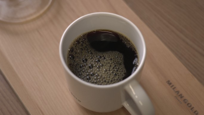 手冲咖啡咖啡液倒入杯中
