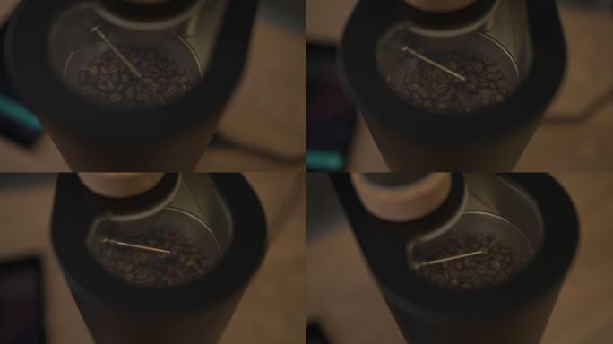 咖啡豆在烘焙机器中翻滚旋转