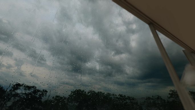 阴天室内看窗外看下暴雨