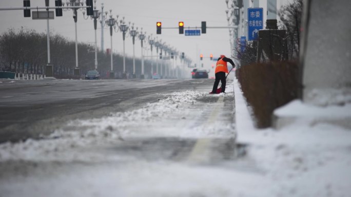 环卫铲雪，清洁道路两个升格画面