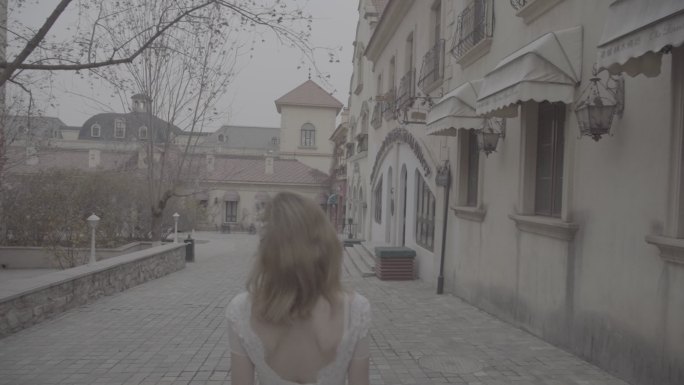 女孩在城堡中游览散步的背影