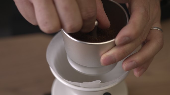 手冲咖啡放入咖啡粉