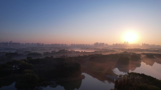 航拍晨雾下的虎丘湿地公园