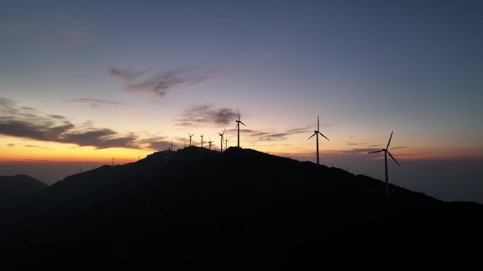 日落晚霞自然风力发电风车逆光剪影4K航拍