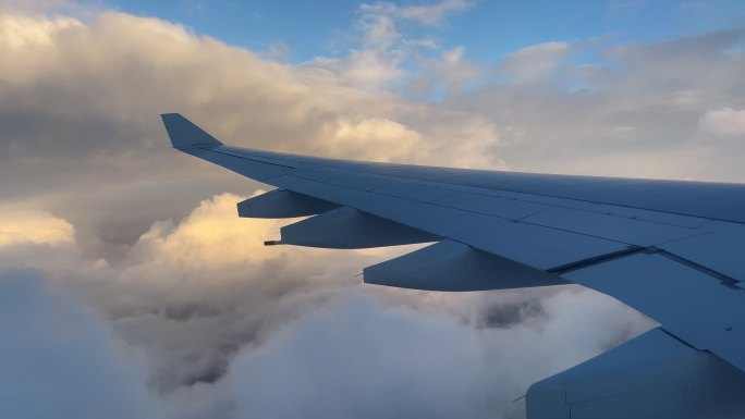 飞机翅膀穿过白云和乌云迷雾