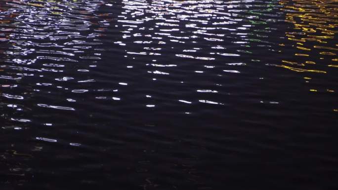 意境波光粼粼的水面，夜景倒影在江面上