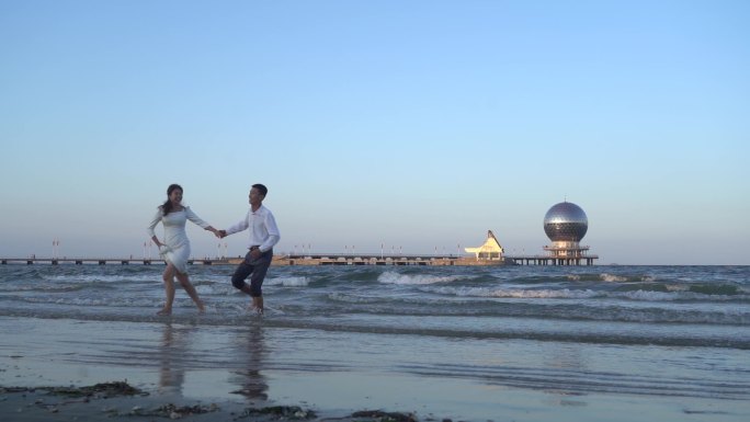 高清升格拍摄一组婚礼外拍海水中奔跑