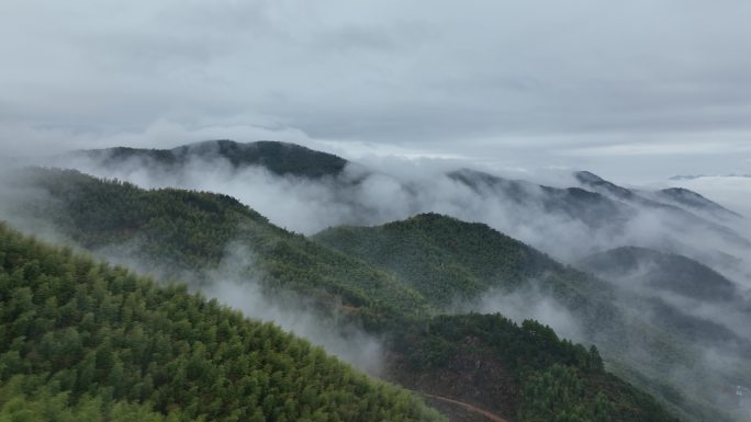 山峦叠嶂云雾缭绕