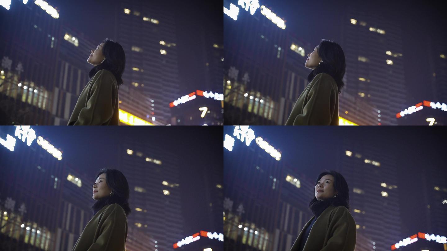 一个人在仰望城市景色，女孩仰望城市夜景
