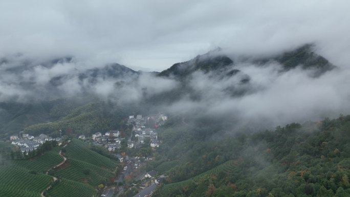 山村雨后云雾缭绕