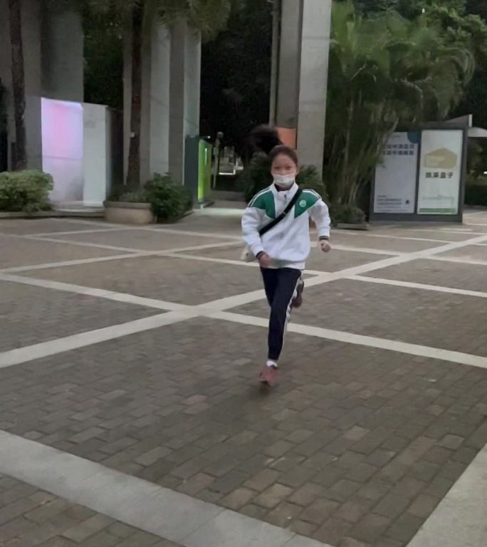 中小学女学生奔跑上学冲向校门口升格拍摄