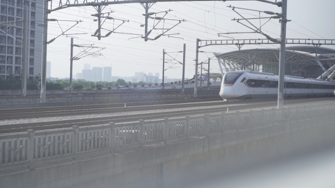 城市火车出站 列车厢窗外在路上风景