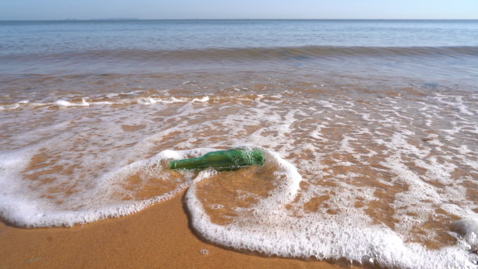 4k原背景音海滩海水冲洗一个酒瓶【升格】