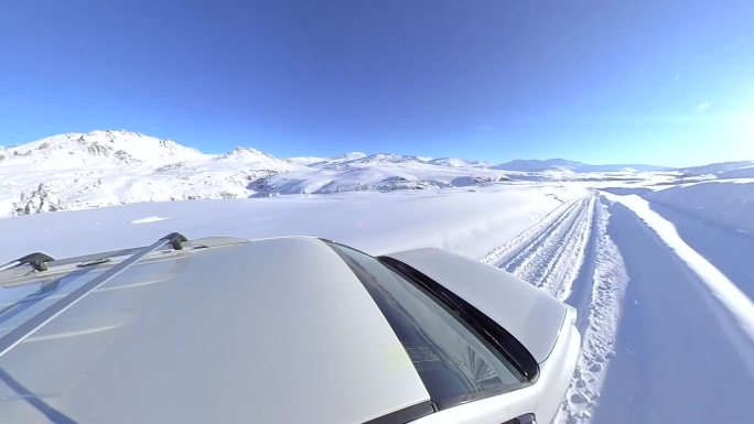 雪地中开车行驶高清视频素材