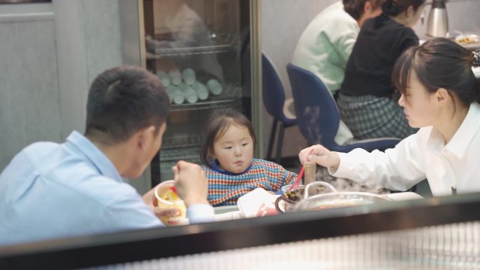 美食街餐馆家人朋友在温馨的吃饭