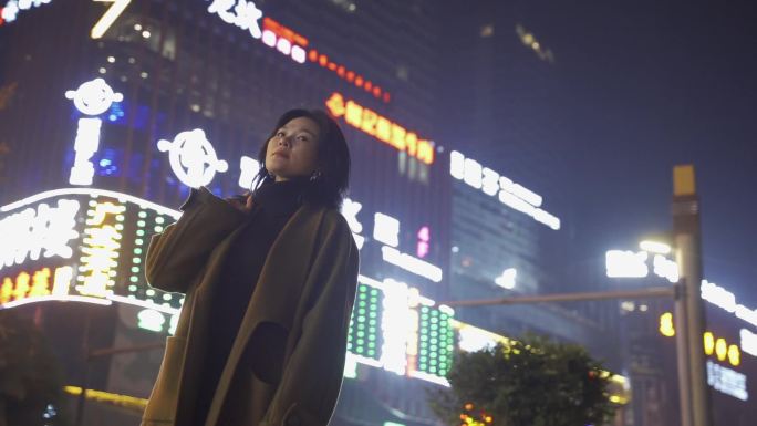 时尚女孩进城仰望城市，人正在俯仰城市夜景