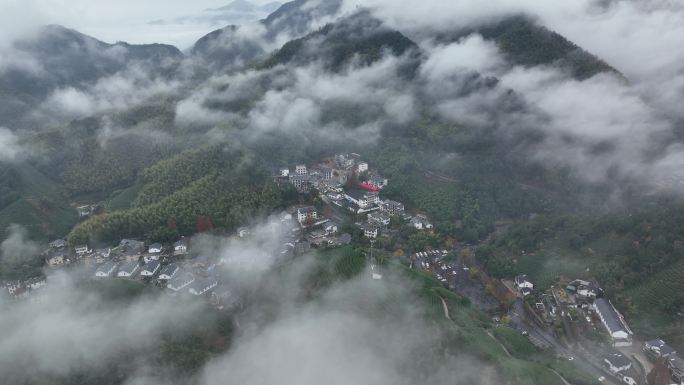 山村云雾缭绕