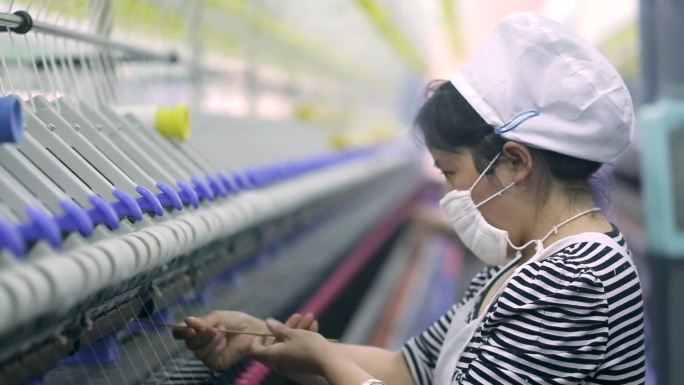 20210235服装厂正在工作的织布机
