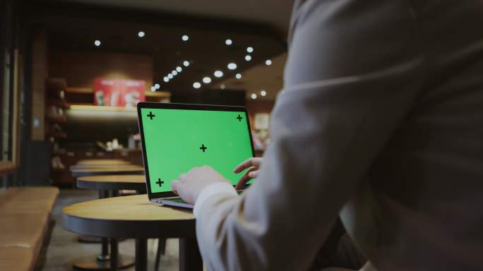 【8K正版素材】商务咖啡厅电脑打字绿屏