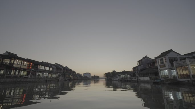 夕阳中的河道